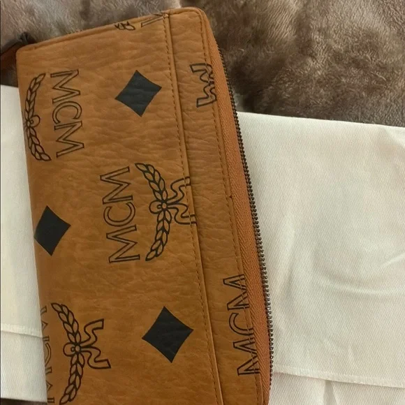 MCM Brown Logo Clutch - Picture 3 of 10